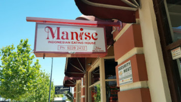 Manise Cafe outside
