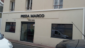 Pizza Marco outside