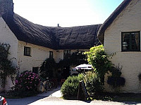 Smugglers' Den Inn outside