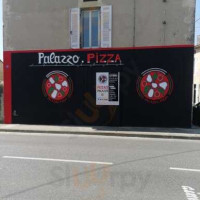 Le Palazzo Pizza outside