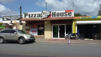 Pizzabrosa Higuey outside