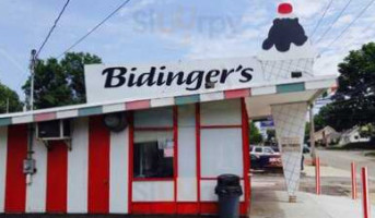 Bidinger's Ice Cream outside