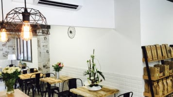 Le Comptoir Des Gourmets inside