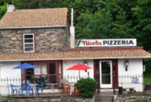 Nicola's Pizza outside