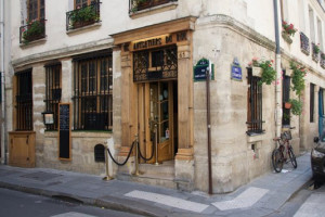 Aux Anysetiers Du Roy Restaurant outside