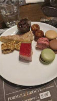 Le Grand Buffet food