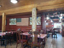 Log Cabin B Que inside