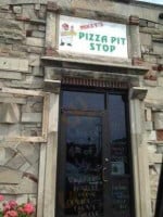 Mikey's Pizza Pit Stop outside