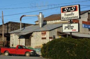 S S Family outside