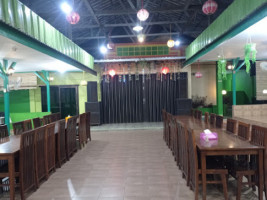 Pondok Hijau Daun Seafood Resto inside