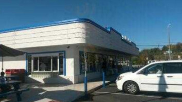 The Meadows Original Frozen Custard outside