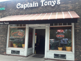 Captain Tony's Pizza outside