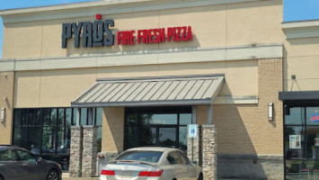 Pyro's Fire Fresh Pizza outside