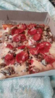 Buzzi's Pizza food