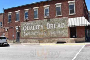 Pedretti's Bakery outside