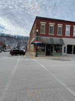 Pedretti's Bakery outside