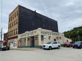 Huntz's Tavern outside