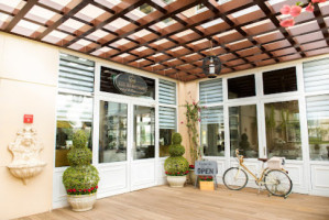 The Hamptons Cafe Jumeirah Islands outside