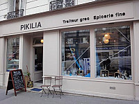 Pikilia Traiteur outside