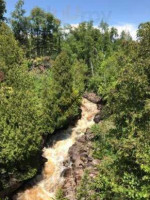 Poplar River Pub At Lutsen Resort food