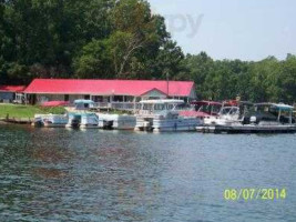 Skippers On Lake Greenwood outside