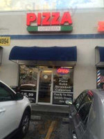 Pizza Suprema outside