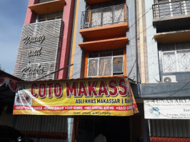 Coto Makassar Baba Henki outside