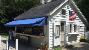 Clamp's Hamburger Stand outside