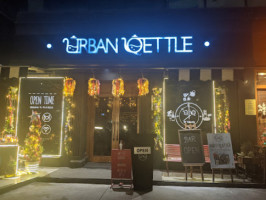 Urban Qettle outside