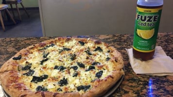 Friend's Pizza food