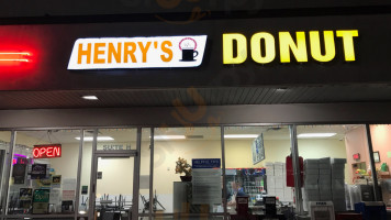 Henry's Donuts outside