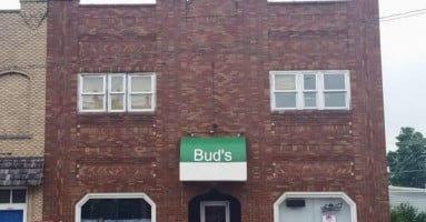 Bud's Pub outside