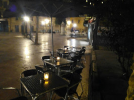 Café Pub El Plaza inside