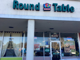 Round Table Pizza outside