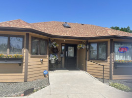 Lisa Anne's Country Cupboard Bakery outside