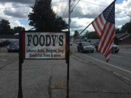 Foody's Lunch Wagon outside