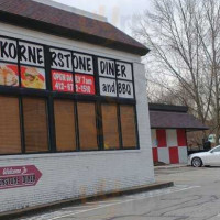 Di's Kornerstone Diner outside