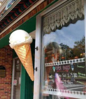 Center Scoop Ice Cream outside