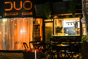 Duo Burger Sushi inside