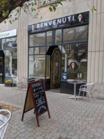 Benvenuti outside