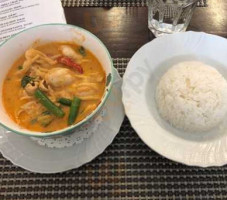 Dee's Thai Cuisine Diner food