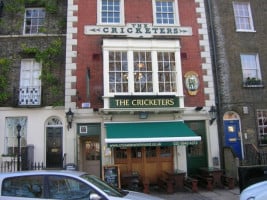 The Cricketers Kew Green outside