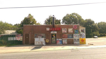 Hollinswood Inn Liquors outside