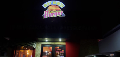 Nichas Burger outside