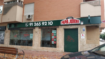 Papa John's Pizza Jose Maria Pereda outside