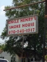 Uncle Henry's -b-que outside
