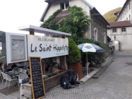 Le Saint-hippolyte outside