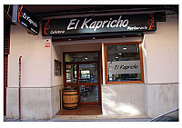 El Kapricho outside