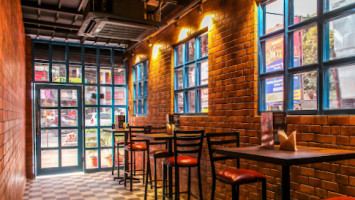 Dailybar Pub Cafe Restaurant inside