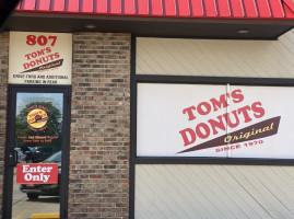 Tom's Donuts Original outside